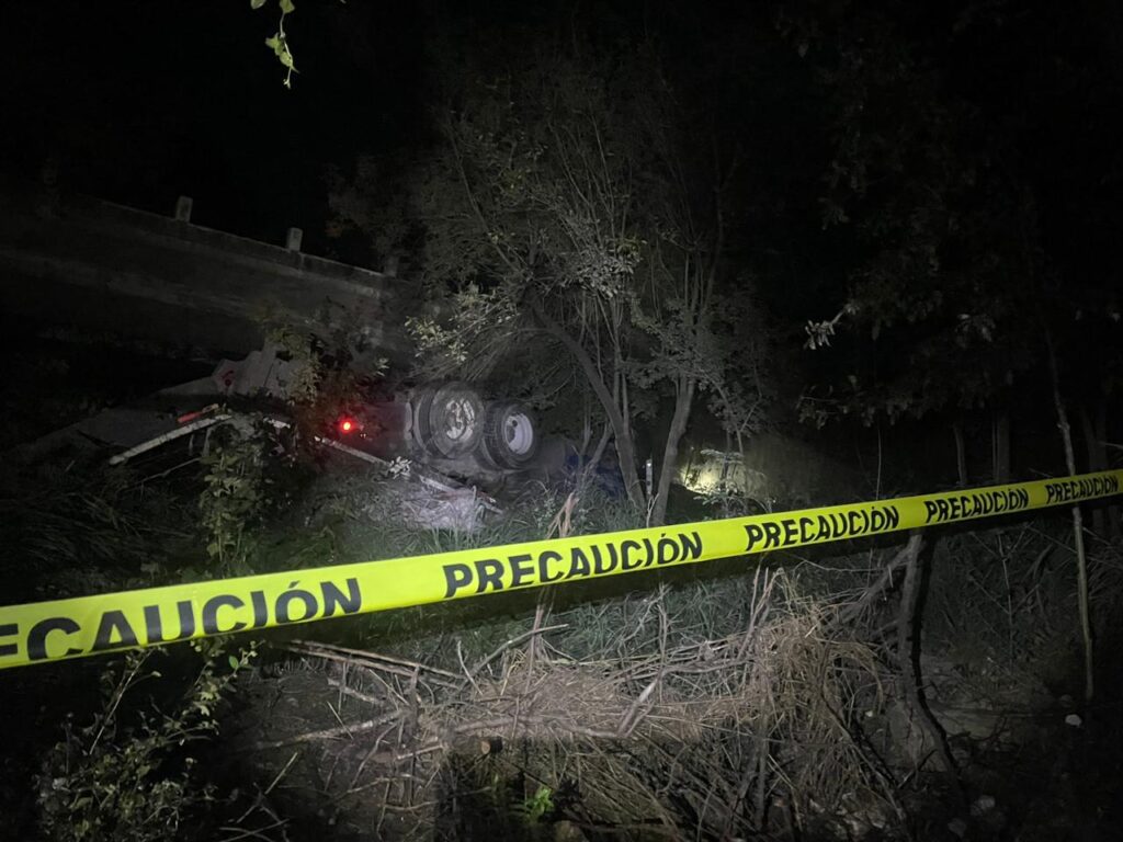 Mueren dos al volcar trailer en Montemorelos