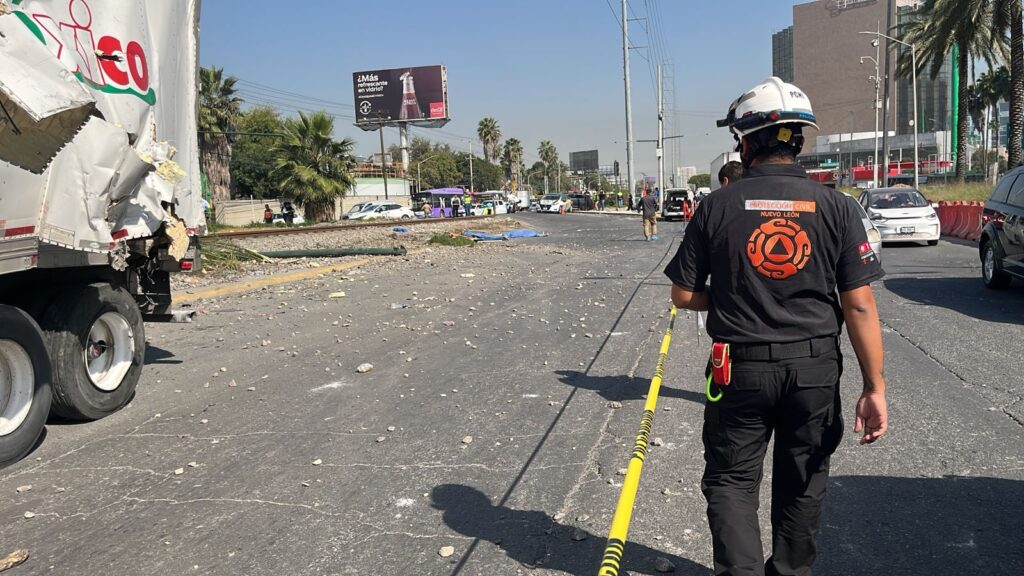 Impacta tren caja de tráiler y mueren 2 arrollados en Monterrey