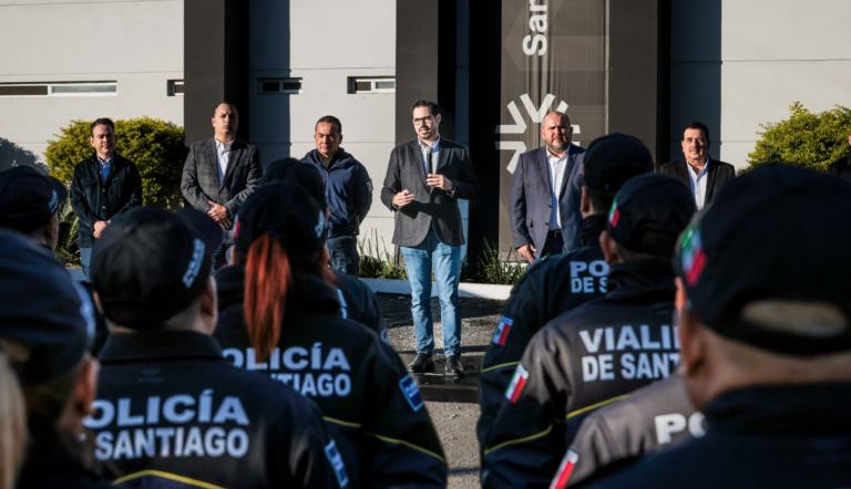 Entrega David de la Peña incentivos a policías por detenciones