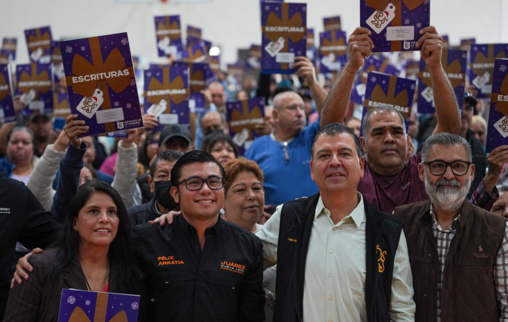 Entregan 188 escrituras a familias de Juárez