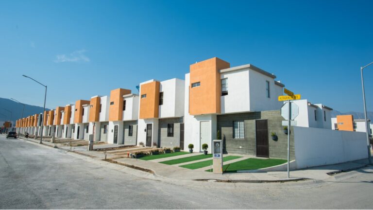 Firma Samuel convenio para facilitar adquisición de 33 mil viviendas