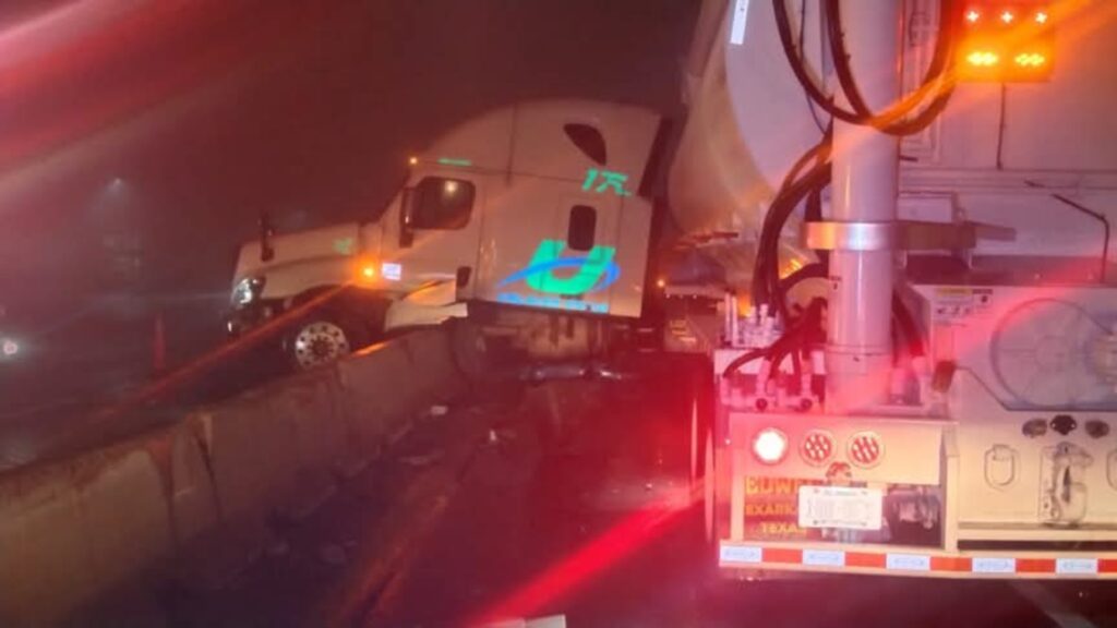 Cierre total de la Autopista Saltillo-Monterrey por accidente y neblina densa