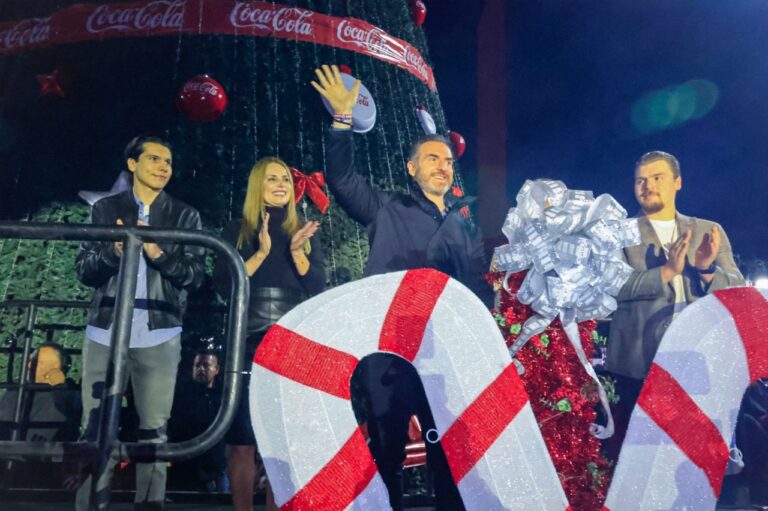 Arranca la “Regia Navidad” en Monterrey con encendido del pino
