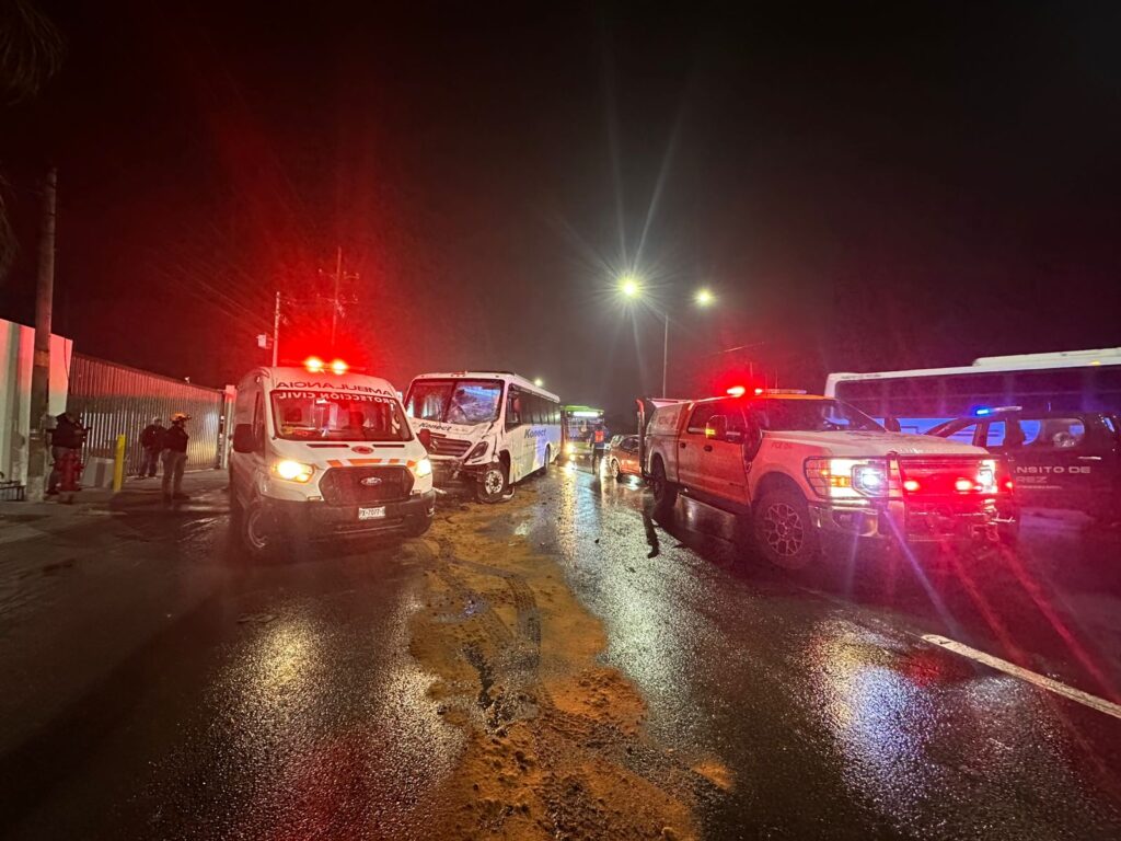 Deja seis heridos choque de transportes de personal en Juárez.