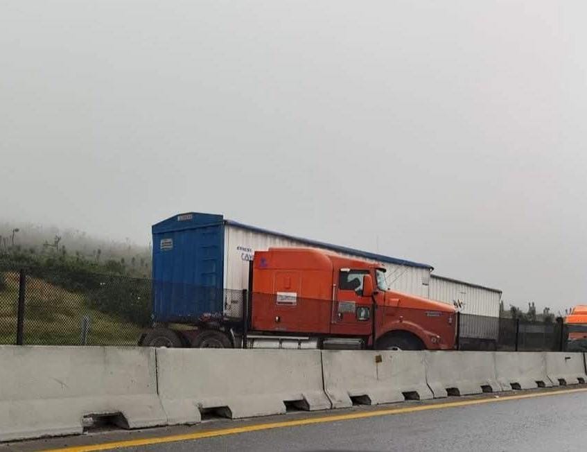 Chocan tráileres en Carretera a Saltillo, García