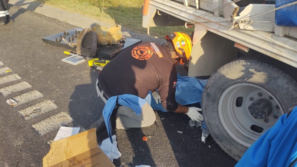 Muere trabajador en choque contra trailer en Salinas Victoria