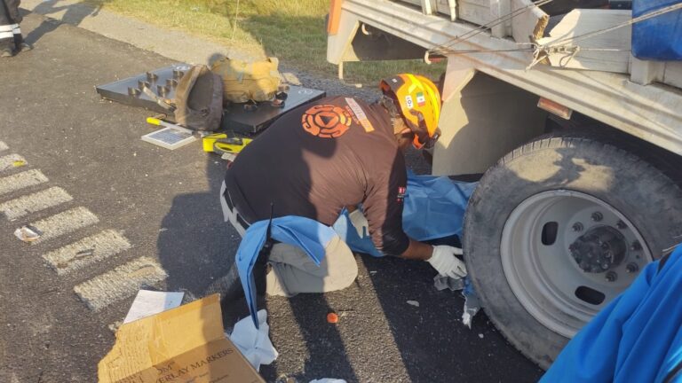 Muere trabajador en choque contra trailer en Salinas Victoria