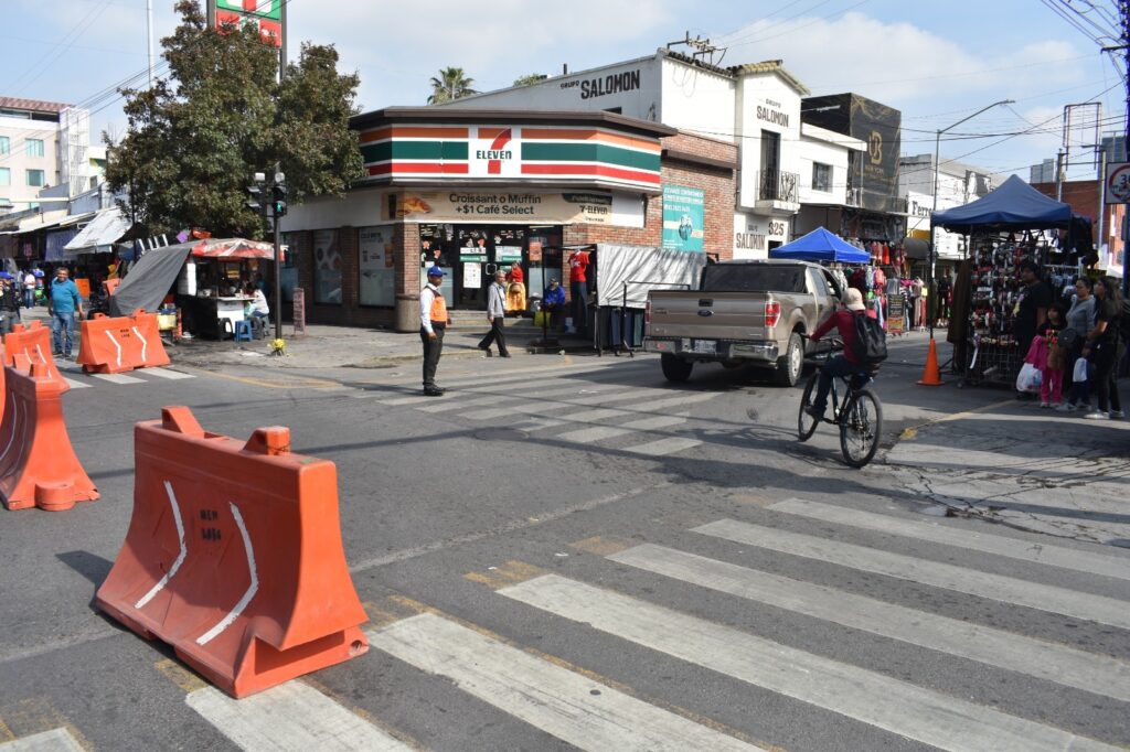Cierran vialidades en el centro por compras navideñas
