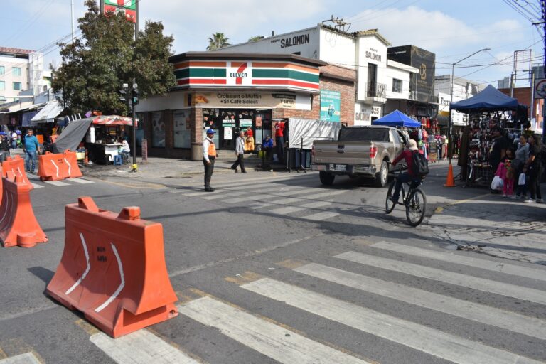 Cierran vialidades en el centro por compras navideñas